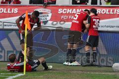 1. Bundesliga - Fußball - FC Ingolstadt 04 - Borussia Mönchengladbach - Tor Jubel 1:0 durch Moritz Hartmann (9, FCI), rechts Benjamin Hübner (5, FCI) Almog Cohen (36, FCI) und links behandelt Roger de Oliveira Bernardo (8, FCI) den Krampf von Pascal Groß 