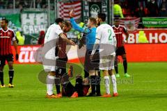 1. Bundesliga - Fußball - FC Ingolstadt 04 - SV Werder Bremen - Darió Lezcano (37, FCI) verletzt am Boden. Claudio Pizarro (14, SV Werder Bremen) reklamiert