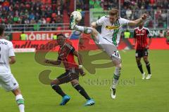 1. Bundesliga - Fußball - FC Ingolstadt 04 - Borussia Mönchengladbach - André Hahn (Gladbach 28) whrt den Ball von Roger de Oliveira Bernardo (8, FCI) ab