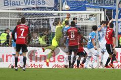 1. BL - Saison 2015/2016 - FC Ingolstadt 04 - 1899 Hoffenheim - Marvin Matip (#34 FC Ingolstadt 04) mit einem Kopfball - Baumann Oliver Torwart Hoffenheim - Roger de Oliveira Bernardo (#8 FC Ingolstadt 04) - Mathew Leckie (#7 FC Ingolstadt 04) - Benjamin 