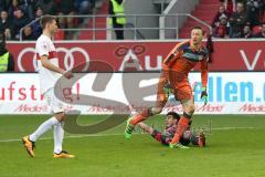 1. Bundesliga - Fußball - FC Ingolstadt 04 - VfB Stuttgart - Darío Lezcano (37, FCI) wird von Torwart Przemyslaw Tyton (22 Stuttgart) zu Boden gerissen und beschwert sich