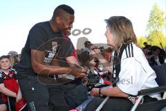 1. Bundesliga - Fußball - FC Ingolstadt 04 - FC Bayern München - Verabschiedung Saisonabschlußfest, Fahnen Schals Jubel Choreo, Autogramme Selfies Roger de Oliveira Bernardo (8, FCI)