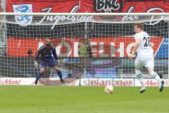 1. Bundesliga - Fußball - FC Ingolstadt 04 - Borussia Mönchengladbach - Torwart Ramazan Özcan (1, FCI) André Hahn (Gladbach 28) allein auf das Tor