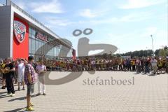1. Bundesliga - Fußball - FC Ingolstadt 04 - Borussia Dortmund - Andrang vor dem Spiel Sportpark, warten auf den BVB Bus Fans