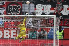 1. Bundesliga - Fußball - FC Ingolstadt 04 - Eintracht Frankfurt - Torwart Ramazan Özcan (1, FCI) klärt den Ball