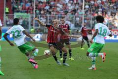 1. Bundesliga - Fußball - FC Ingolstadt 04 - VfL Wolfsburg -  Tobias Levels (28, FCI), links Luiz Gustavo (Wolfsburg 22) und rechts Dante Bonfim Costa Santos (Wolfsburg 18)