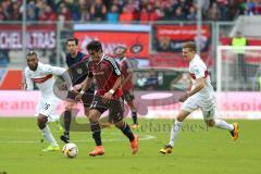 1. Bundesliga - Fußball - FC Ingolstadt 04 - VfB Stuttgart - Sturm Darío Lezcano (37, FCI) links Serey Dié (26 Stuttgart) und rechts Daniel Schwaab (3 Stuttgart)