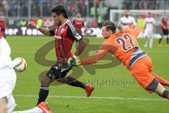 1. Bundesliga - Fußball - FC Ingolstadt 04 - VfB Stuttgart - Sturm auf das Tor Darío Lezcano (37, FCI) Torwart Przemyslaw Tyton (22 Stuttgart) hält und trifft dadurch das Tor nicht