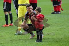 1. Bundesliga - Fußball - FC Ingolstadt 04 - Eintracht Frankfurt - Spiel ist aus, Sieg Jubel Team bedankt sich, Alfredo Morales (6, FCI) mit Sohn