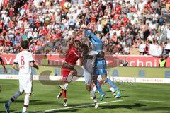 1. Bundesliga - Fußball - FC Ingolstadt 04 - FC Bayern München - kanpp am Tor Lukas Hinterseer (16, FCI) Medhi Benatia (5 Bayern) Torwart Manuel Neuer (1 Bayern)