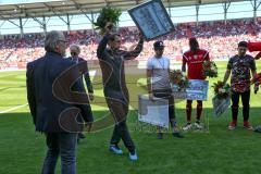 1. Bundesliga - Fußball - FC Ingolstadt 04 - FC Bayern München - Verabschiedung Cheftrainer Ralph Hasenhüttl (FCI) durch Vorsitzender des Vorstandes Peter Jackwerth (FCI)