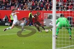 1. Bundesliga - Fußball - FC Ingolstadt 04 - Borussia Mönchengladbach - Moritz Hartmann (9, FCI), links kommt Nico Elvedi (Gladbach 30) im Tor Torwart Yann Sommer (Gladbach 1)