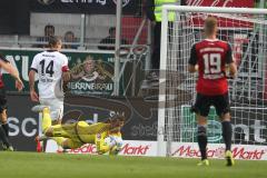 1. Bundesliga - Fußball - FC Ingolstadt 04 - Eintracht Frankfurt - Torwart Ramazan Özcan (1, FCI) rettet den Ball