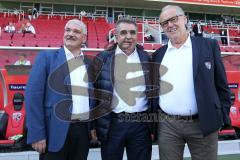 1. Bundesliga - Fußball - FC Ingolstadt 04 - VfL Wolfsburg -  Wendelin Göbel, Francisco Javier Garcia Sanz (VW) und Vorsitzender des Vorstandes Peter Jackwerth (FCI)