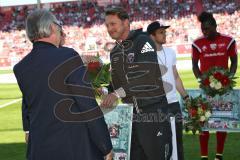 1. Bundesliga - Fußball - FC Ingolstadt 04 - FC Bayern München - Verabschiedung Cheftrainer Ralph Hasenhüttl (FCI) durch Vorsitzender des Vorstandes Peter Jackwerth (FCI)