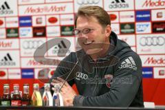 1. Bundesliga - Fußball - FC Ingolstadt 04 - FC Bayern München - Pressekonferenz, Cheftrainer Ralph Hasenhüttl (FCI) zu Tränen gerührt, lacht wieder