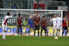 1. Bundesliga - Fußball - FC Ingolstadt 04 - Bayer 04 Leverkusen - Freistoß, Moritz Hartmann (9, FCI) Mauer