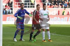 1. Bundesliga - Fußball - FC Ingolstadt 04 - FC Augsburg - Torwart Ramazan Özcan (1, FCI) Robert Bauer (23, FCI) Raul Bobadilla (FCA 25)