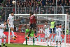 1. Bundesliga - Fußball - FC Ingolstadt 04 - FC Augsburg - Darío Lezcano (37, FCI)  und Raul Bobadilla (FCA 25) in der Luft am Tor