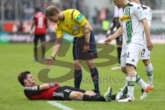 1. Bundesliga - Fußball - FC Ingolstadt 04 - Borussia Mönchengladbach - Schiedsrichter TTobias Welz hilft den gefoulten Pascal Groß (10, FCI) auf
