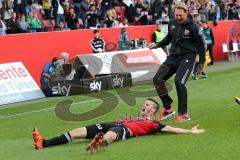 1. Bundesliga - Fußball - FC Ingolstadt 04 - Eintracht Frankfurt - Tor 1:0 Jubel Pascal Groß (10, FCI) am Boden, Cheftrainer Ralph Hasenhüttl (FCI)