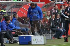 1. Bundesliga - Fußball - FC Ingolstadt 04 - Borussia Mönchengladbach - rechts Cheftrainer Ralph Hasenhüttl (FCI) redet mit Sportdirektor Thomas Linke (FCI)  an der Bank