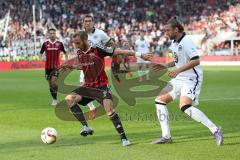 1. Bundesliga - Fußball - FC Ingolstadt 04 - Eintracht Frankfurt - Moritz Hartmann (9, FCI) gegen Carlos Zambrano (5 Frankfurt)