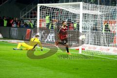 1. Bundesliga - Fußball - FC Ingolstadt 04 - 1. FC Köln - Lukas Hinterseer (16, FCI) schiesst das 1:0. Timo Horn (1, 1. FC Köln) am Boden. Foto: Adalbert Michalik