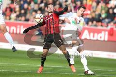 1. Bundesliga - Fußball - FC Ingolstadt 04 - FC Augsburg - Mathew Leckie (7, FCI) gegen Ragnar Klavan (FCA 5)