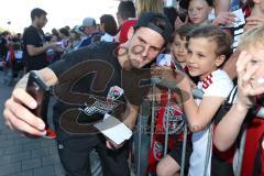 1. Bundesliga - Fußball - FC Ingolstadt 04 - FC Bayern München - Verabschiedung Saisonabschlußfest, Fahnen Schals Jubel Choreo, Autogramme Selfies Pascal Groß (10, FCI)