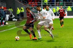 1. Bundesliga - Fußball - FC Ingolstadt 04 - SV Werder Bremen - Lukas Hinterseer (16, FCI) behauptet den Ball gegen Lukas Fröde (39, SV Werder Bremen) und Santiago García (2, SV Werder Bremen)