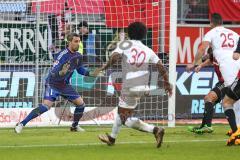 1. Bundesliga - Fußball - FC Ingolstadt 04 - FC Augsburg - Torwart Ramazan Özcan (1, FCI) rettet den Ball von Caiuby (FCA 30)