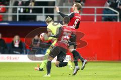 1. BL - Saison 2015/2016 - FC Ingolstadt 04 - 1. FSV Mainz 05 - Elias Kachunga (#25 FC Ingolstadt 04) - Moritz Hartmann (#9 FC Ingolstadt 04) - Karius Loris Torwart Mainz - Foto: Meyer Jürgen