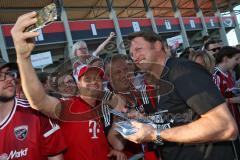 1. Bundesliga - Fußball - FC Ingolstadt 04 - FC Bayern München - Verabschiedung Saisonabschlußfest, Fahnen Schals Jubel Choreo, Autogramme Selfies Cheftrainer Ralph Hasenhüttl (FCI)