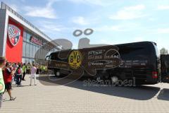 1. Bundesliga - Fußball - FC Ingolstadt 04 - Borussia Dortmund - Andrang vor dem Spiel Sportpark, warten auf den BVB Bus Fans