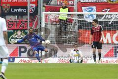 1. Bundesliga - Fußball - FC Ingolstadt 04 - Borussia Mönchengladbach - Torwart Ramazan Özcan (1, FCI) André Hahn (Gladbach 28) allein auf das Tor, Benjamin Hübner (5, FCI) stoppt ihn