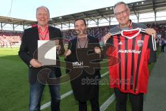 1. Bundesliga - Fußball - FC Ingolstadt 04 - VfL Wolfsburg -  Wahl zum besten Trikot Deutschlands, Ehrung Übergabe