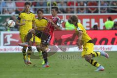 1. Bundesliga - Fußball - FC Ingolstadt 04 - Borussia Dortmund - mitte Alfredo Morales (6, FCI) links Matthias Ginter (BVB 28) und rechts Marcel Schmelzer (BVB 29)