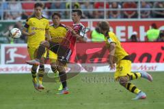 1. Bundesliga - Fußball - FC Ingolstadt 04 - Borussia Dortmund - mitte Alfredo Morales (6, FCI) links Matthias Ginter (BVB 28) und rechts Marcel Schmelzer (BVB 29)