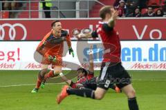 1. Bundesliga - Fußball - FC Ingolstadt 04 - VfB Stuttgart - Darío Lezcano (37, FCI) wird von Torwart Przemyslaw Tyton (22 Stuttgart) zu Boden gerissen und beschwert sich