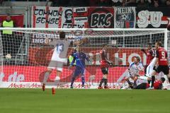 1. Bundesliga - Fußball - FC Ingolstadt 04 - SV Darmstadt 98 - Tor für Darmstadt durch Aytac Sulu (4 Darmstadt 98), Torwart Ramazan Özcan (1, FCI) keine Chance