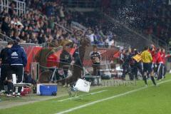 1. BL - Saison 2015/2016 - FC Ingolstadt 04 - Hamburger SV - Scenen auf der FCI Bank nach dem 0:1 Führungstreffer von Hamburg -  Foto: Jürgen Meyer