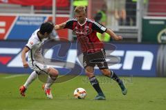 1. Bundesliga - Fußball - FC Ingolstadt 04 - Eintracht Frankfurt - Lukas Hinterseer (16, FCI) gegen links Makoto Hasebe (20 Frankfurt)