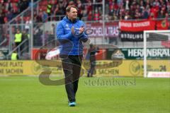 1. Bundesliga - Fußball - FC Ingolstadt 04 - Borussia Mönchengladbach - Sieg Jubel Cheftrainer Ralph Hasenhüttl (FCI) bedankt sich bei den Fans