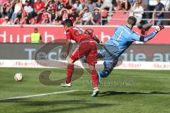 1. Bundesliga - Fußball - FC Ingolstadt 04 - FC Bayern München - Stefan Lex (14, FCI) stößt mich Torwart Manuel Neuer (1 Bayern) zusammen