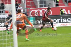 1. Bundesliga - Fußball - FC Ingolstadt 04 - VfB Stuttgart - Darío Lezcano (37, FCI) gegen Torwart Przemyslaw Tyton (22 Stuttgart)