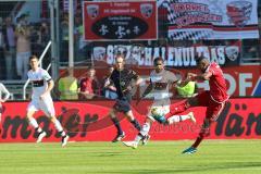 1. Bundesliga - Fußball - FC Ingolstadt 04 - FC Bayern München - rechst Roger de Oliveira Bernardo (8, FCI) zieh ab, hinten Douglas Costa (11 Bayern)