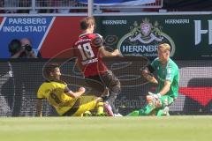 1. Bundesliga - Fußball - FC Ingolstadt 04 - Borussia Dortmund - Torwart Örjan Haskjard Nyland (26, FCI) verhindert Tor, Ilkay Gündogan (BVB 8) und Romain Brégerie (18, FCI)