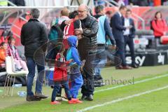 1. Bundesliga - Fußball - FC Ingolstadt 04 - FC Schalke 04 - Spiel ist aus Sieg 3:0, Vorsitzender des Vorstandes Peter Jackwerth (FCI) gratuliert Darío Lezcano (37, FCI)