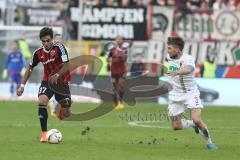 1. Bundesliga - Fußball - FC Ingolstadt 04 - FC Augsburg - Darío Lezcano (37, FCI) und rechts Ronny Philp (FCA 3)